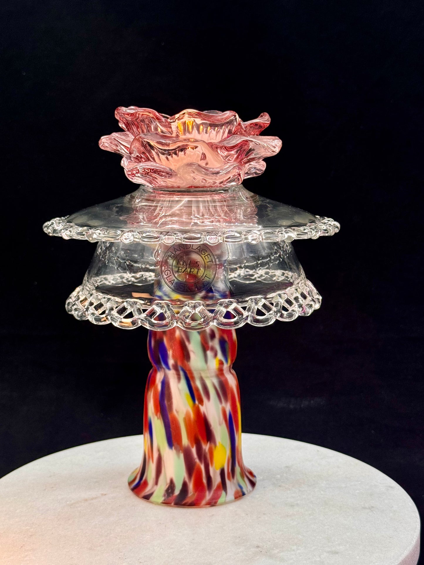 Vintage lysestake med fargerik fot og rosa blomst