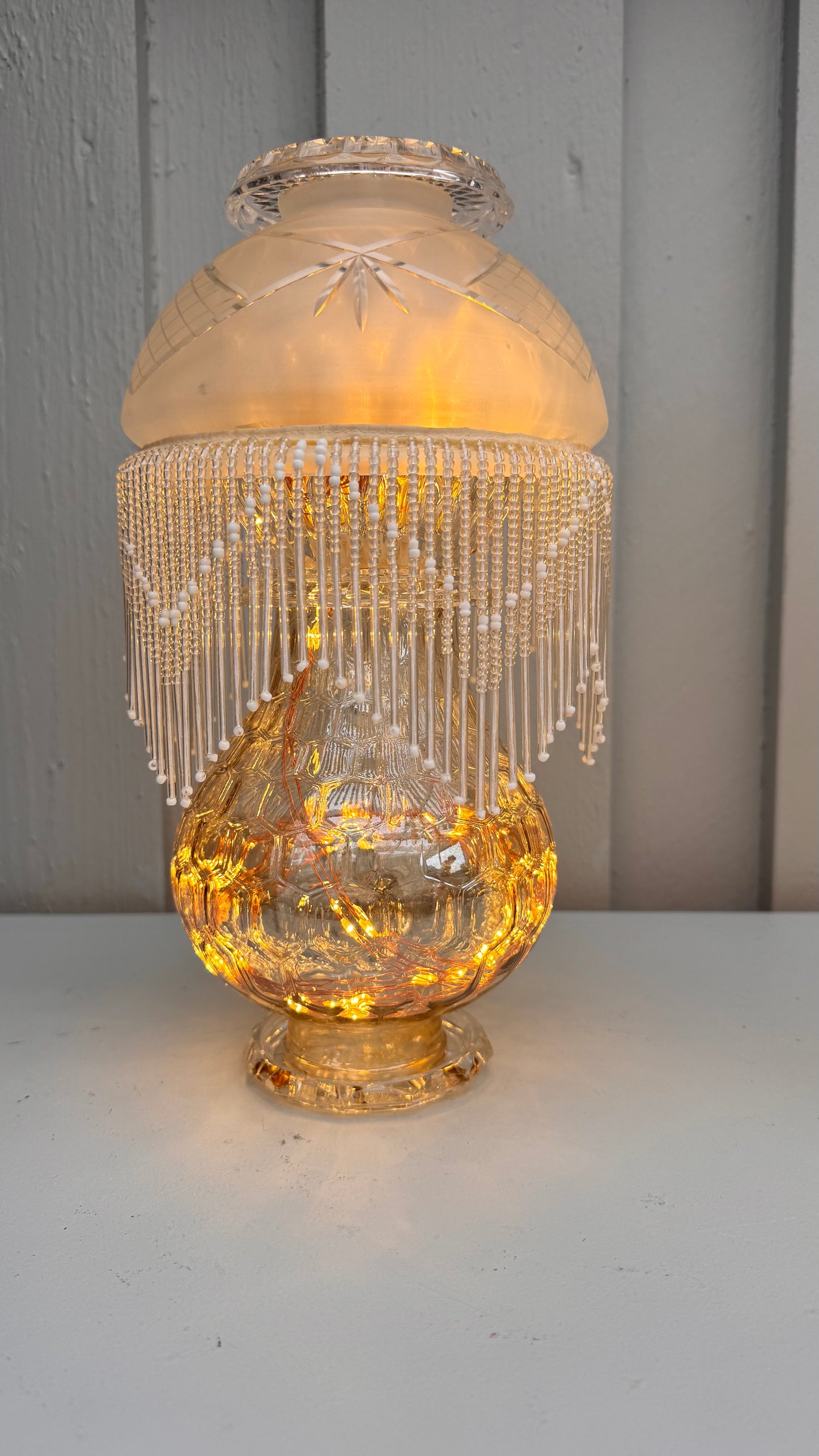 Vintage lyslenkelampe champagnefarget fot og hvit kuppel glassfrynser