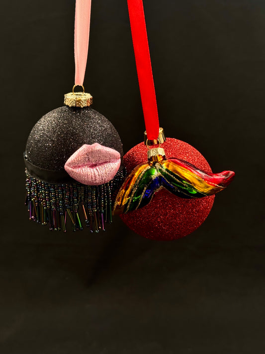 Mann & Kone julekule med fargebart og rosa kyssemunn