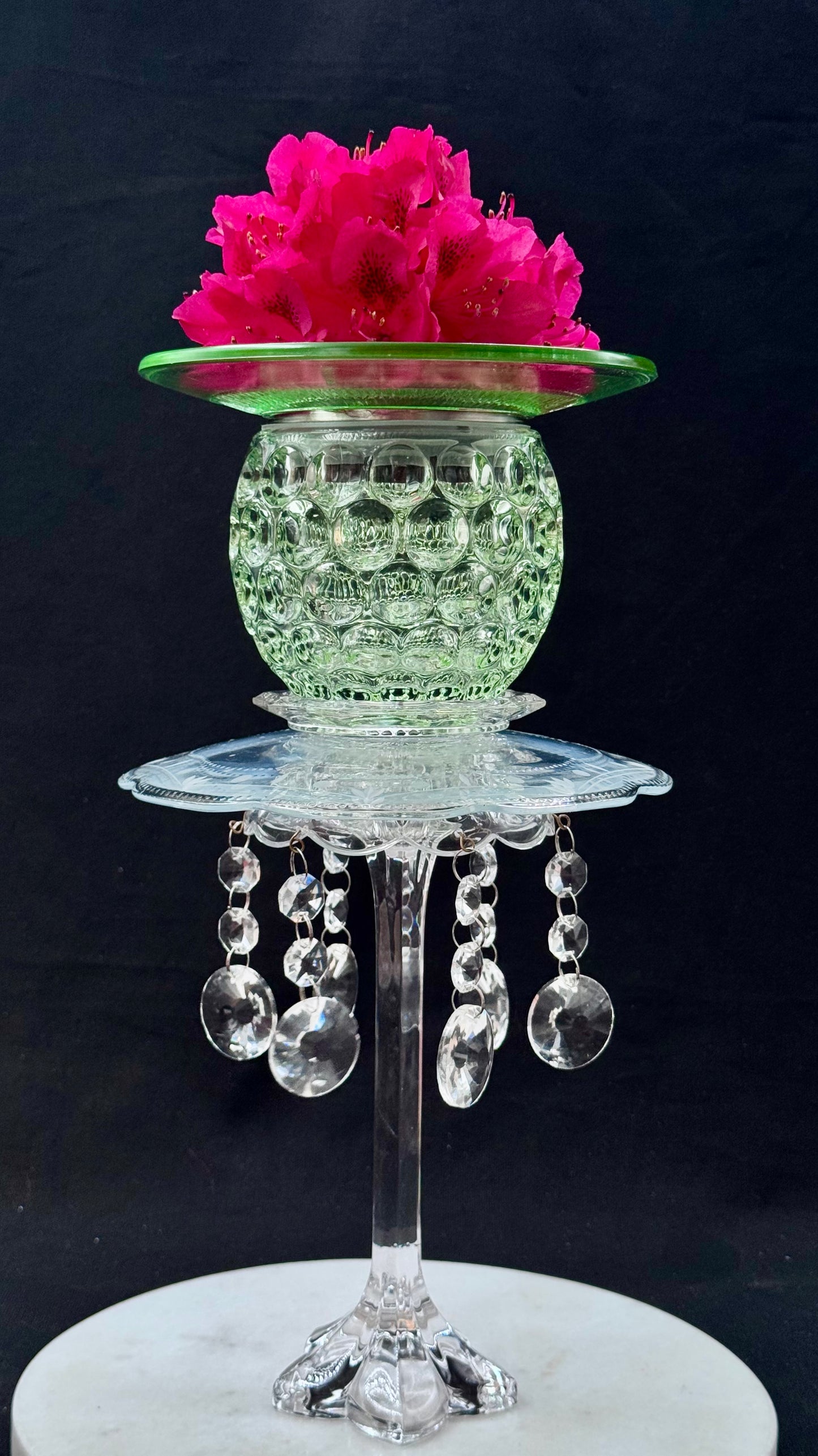 Vintage solcellelampe grønn fot og grønt glassfat med krystallprismer