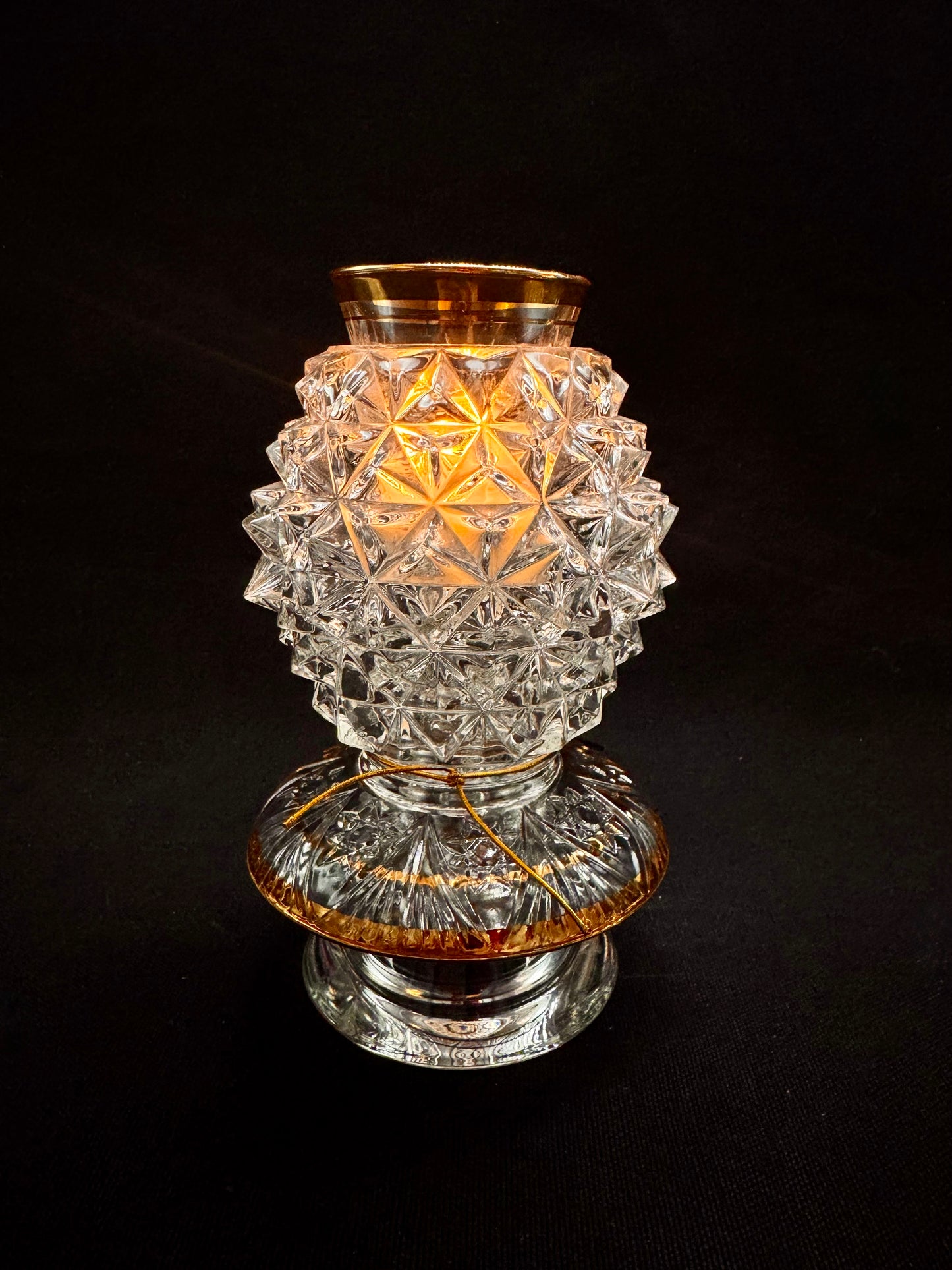 Vintage lyslykt i mønstret glass med gulldetaljer