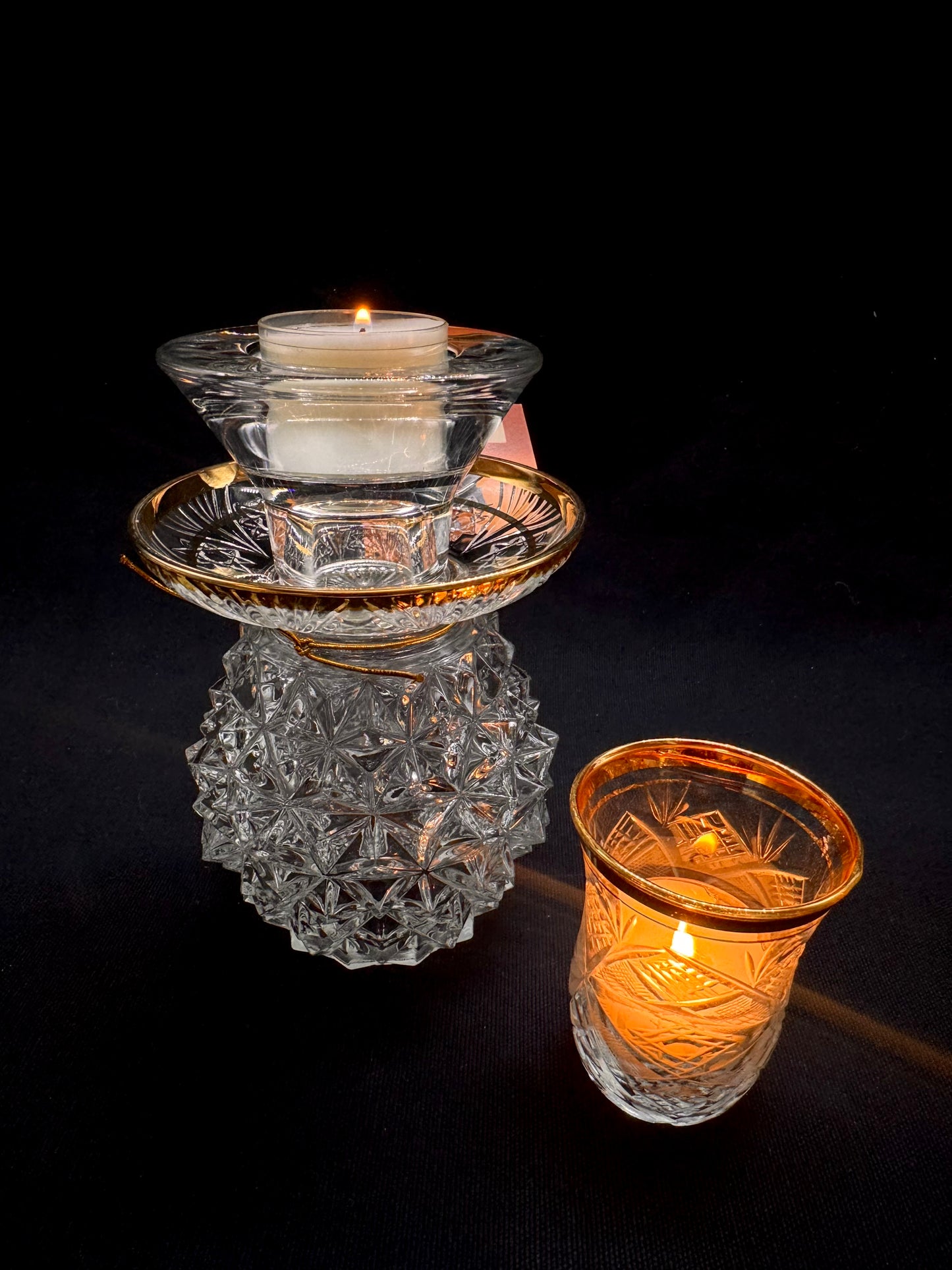 Vintage lyslykt i mønstret glass med gulldetaljer