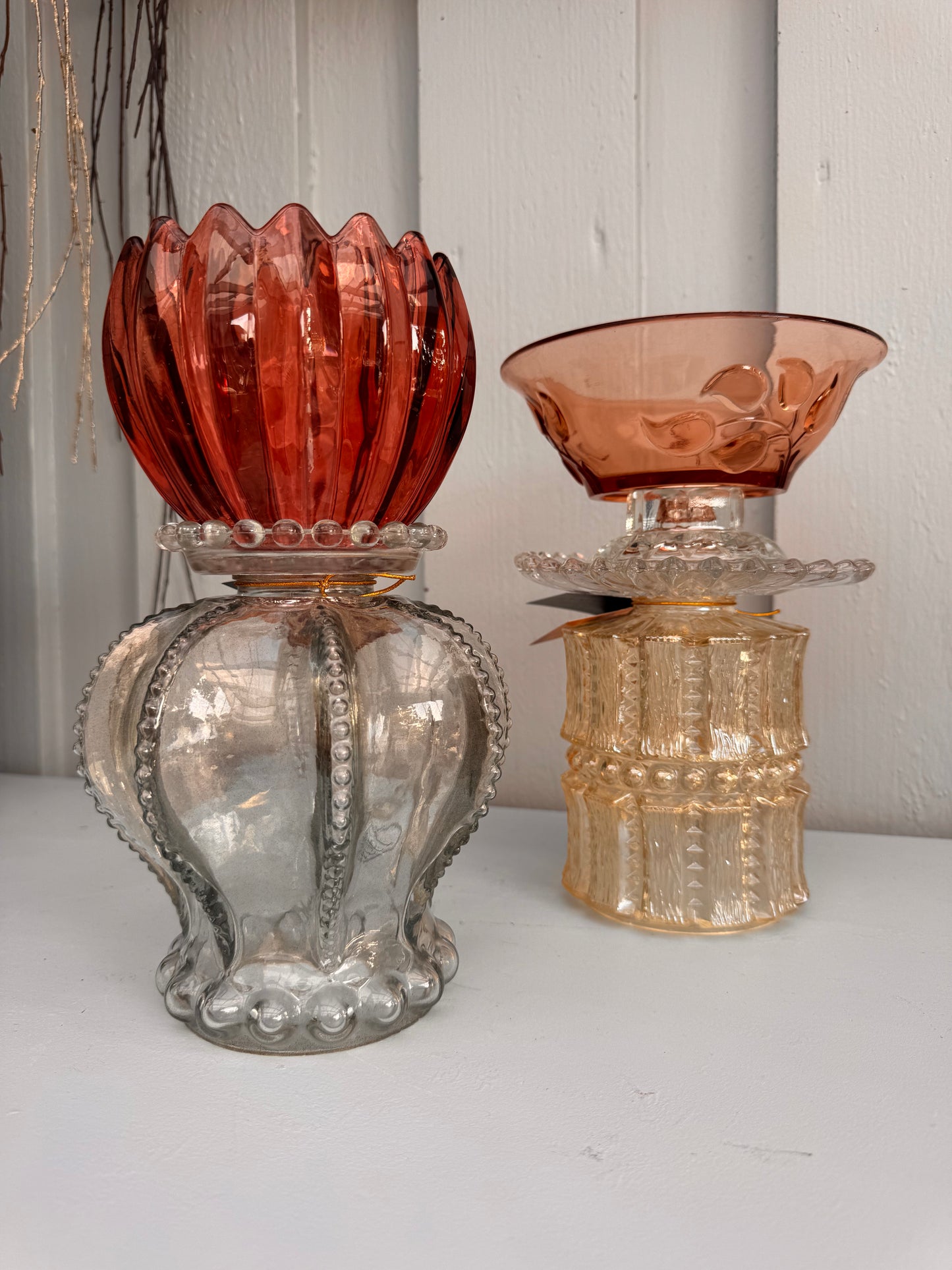 Vintage lykt i smoke og vinrød skål