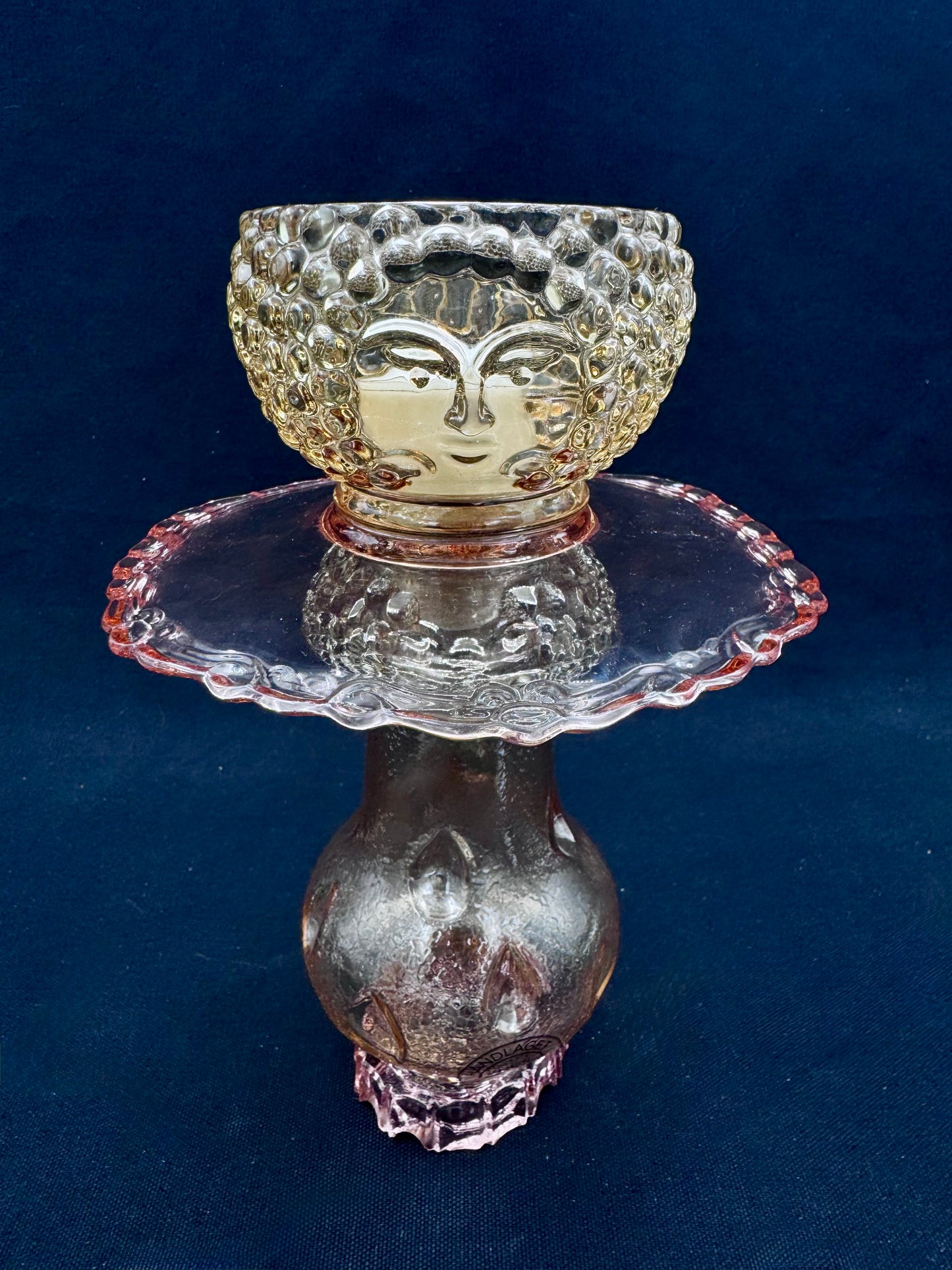 Vintage lysestake av champagne kuppel og rosa detaljer