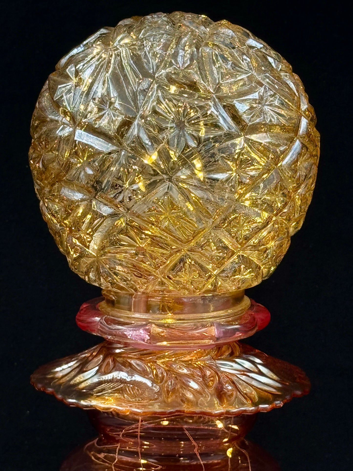 Vintage Diamantlampe med rosa og hint av oransje fot og amber kuppel