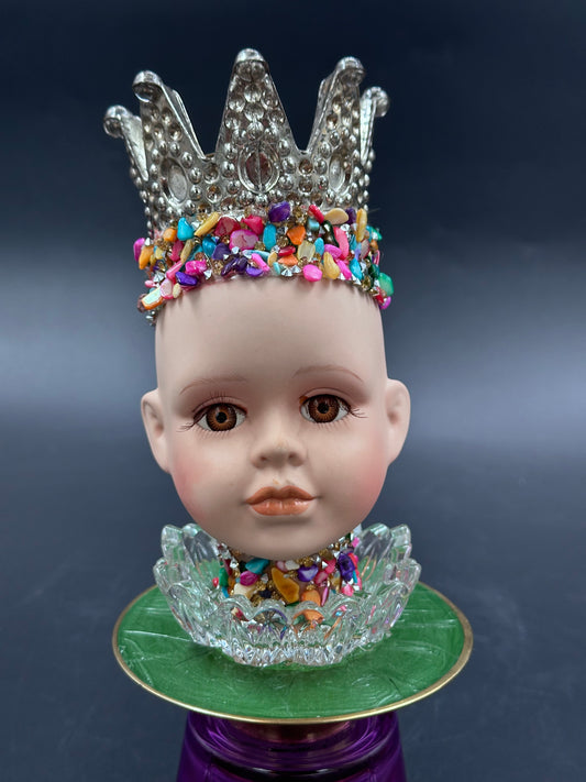 Dukke fargerik prinsesse med krone og fargerikt hodebånd