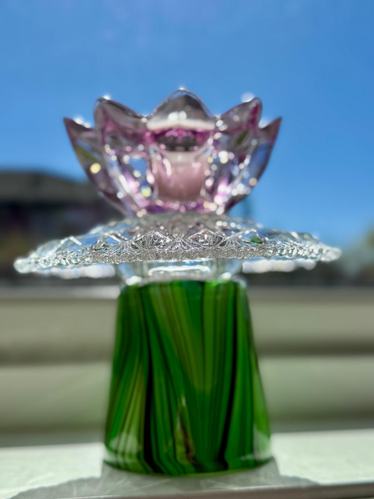 Vintage lysestake med knallgrønn fot og rosa tulipan