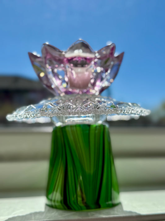 Vintage lysestake med knallgrønn fot og rosa tulipan