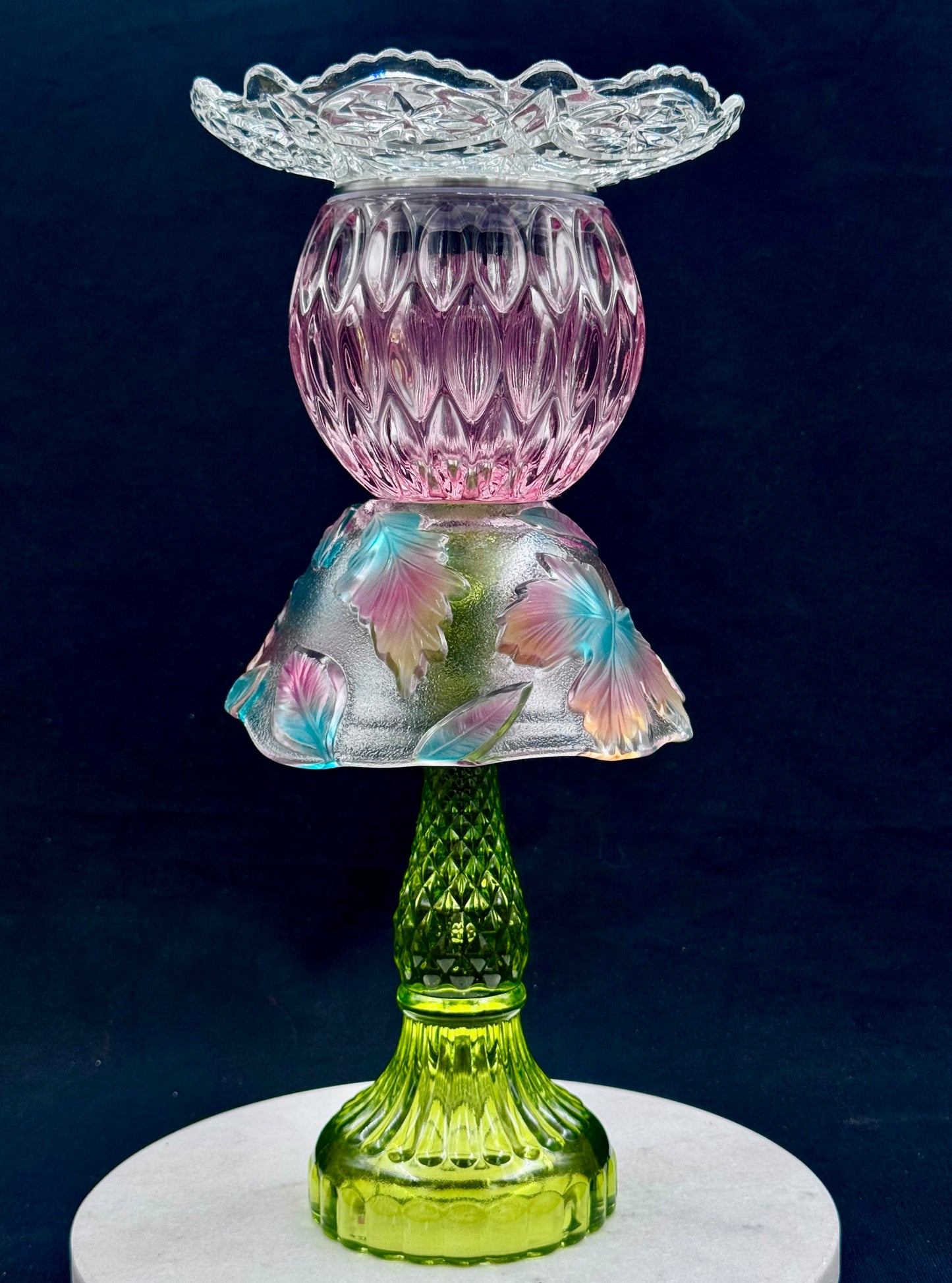 Stor vintage solcellelampe grønn fot med krave og rosa kule.