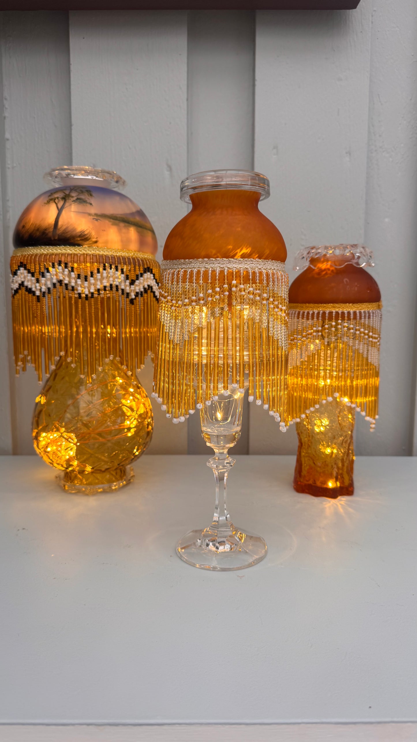 Vintage lyslenkelampe ambergul fot og kuppel glassfrynser