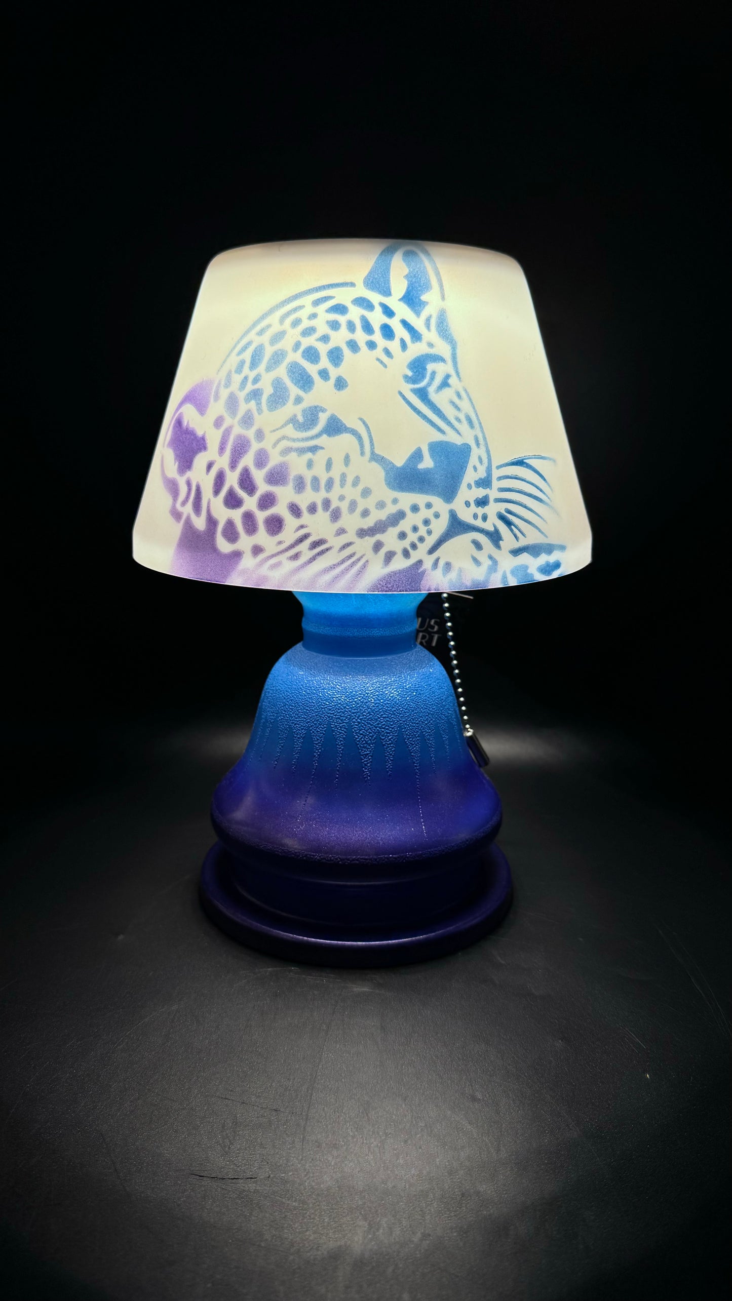 Trendy solcellelampe i lilla og blått