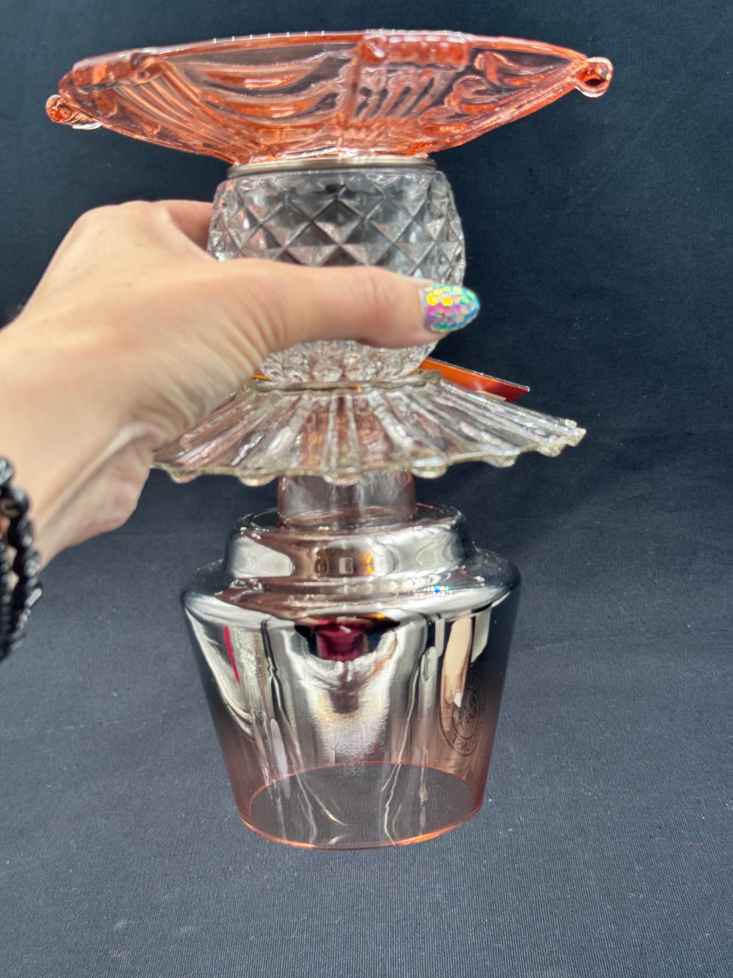 Mini Solcellelampe med kobberfarget fot og glassfat i rosa