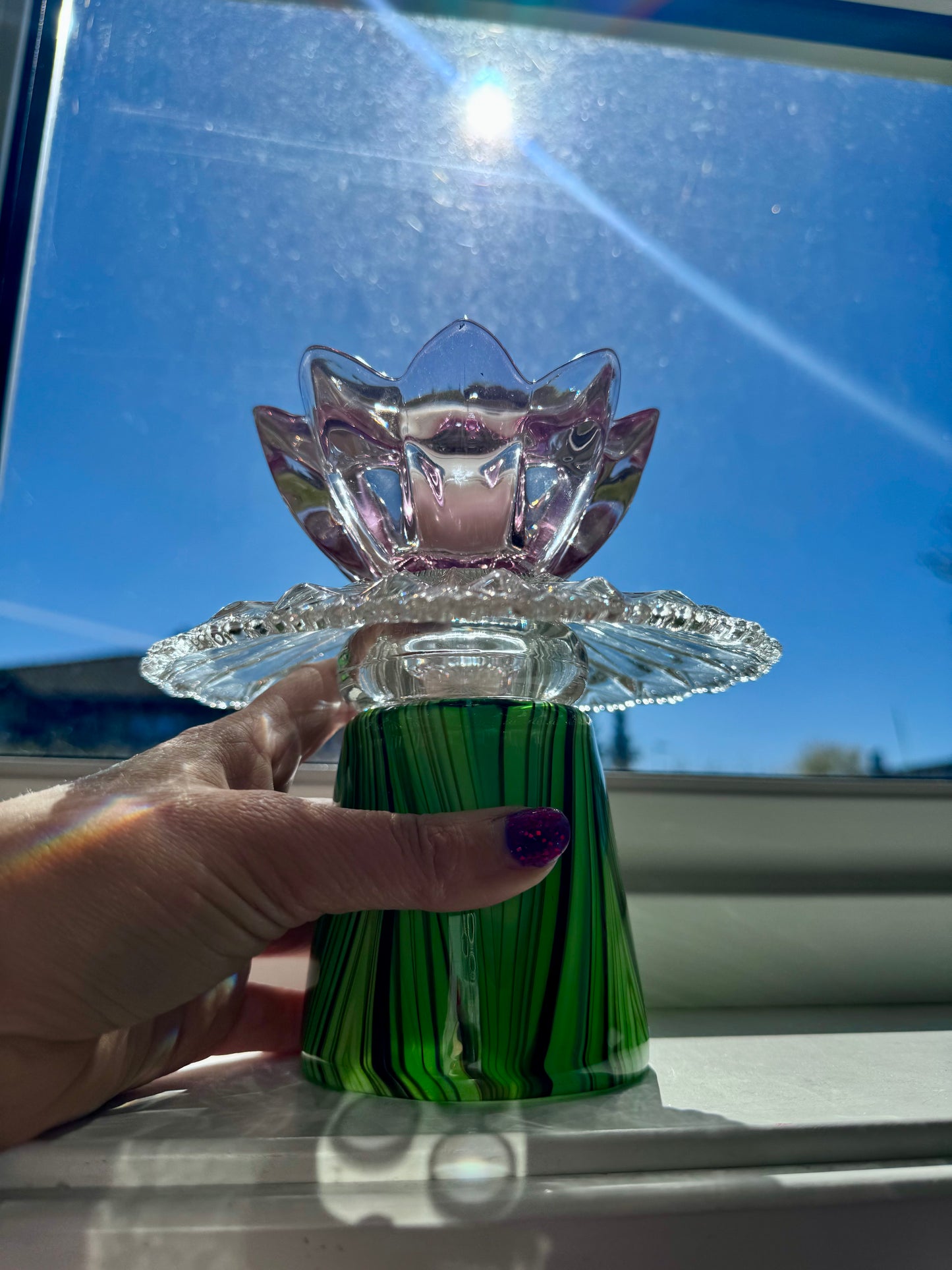 Vintage lysestake med knallgrønn fot og rosa tulipan