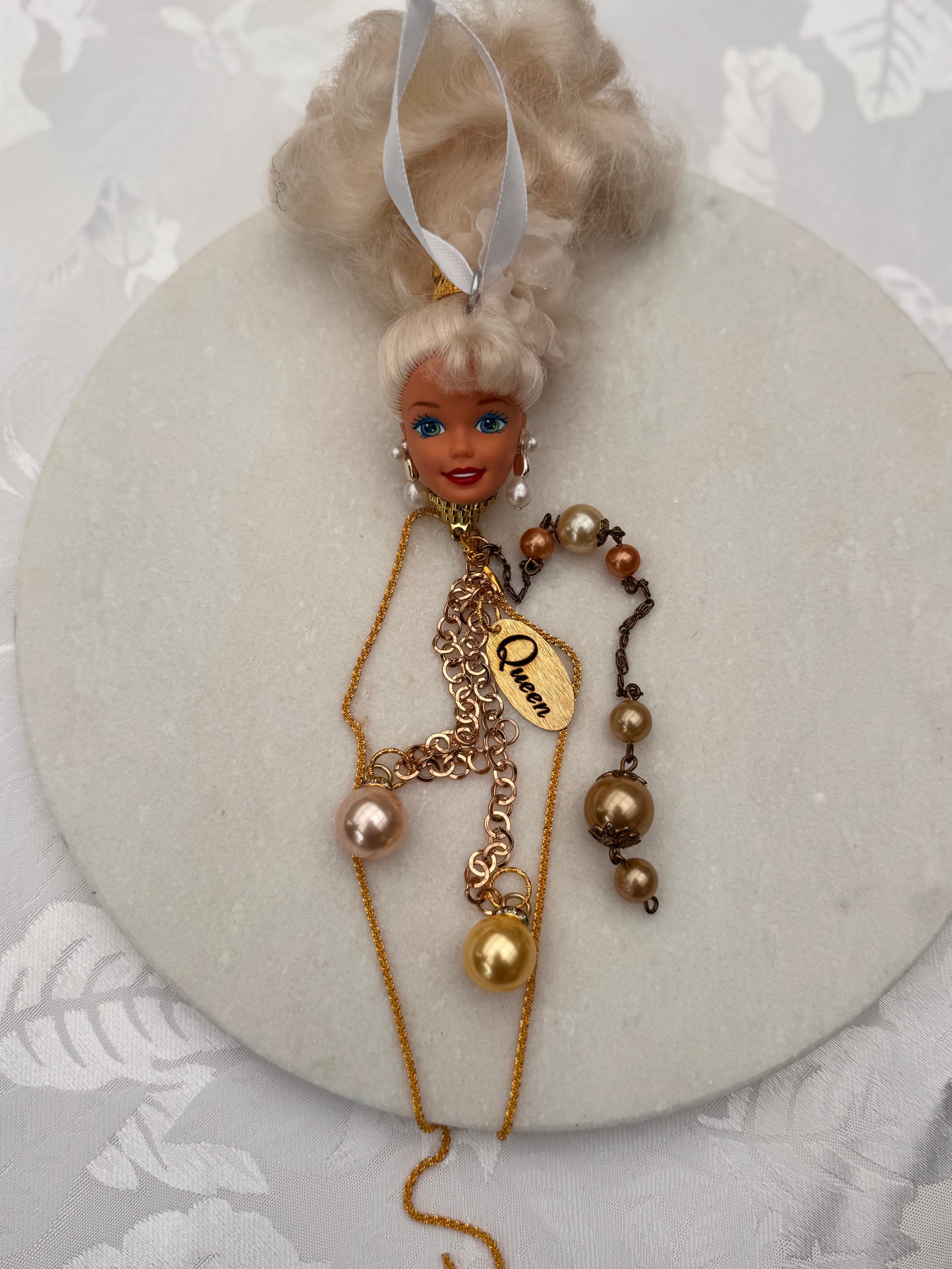 Vintage Barbie julekule «Blondine med perler i ørene og champagnefarget anheng»