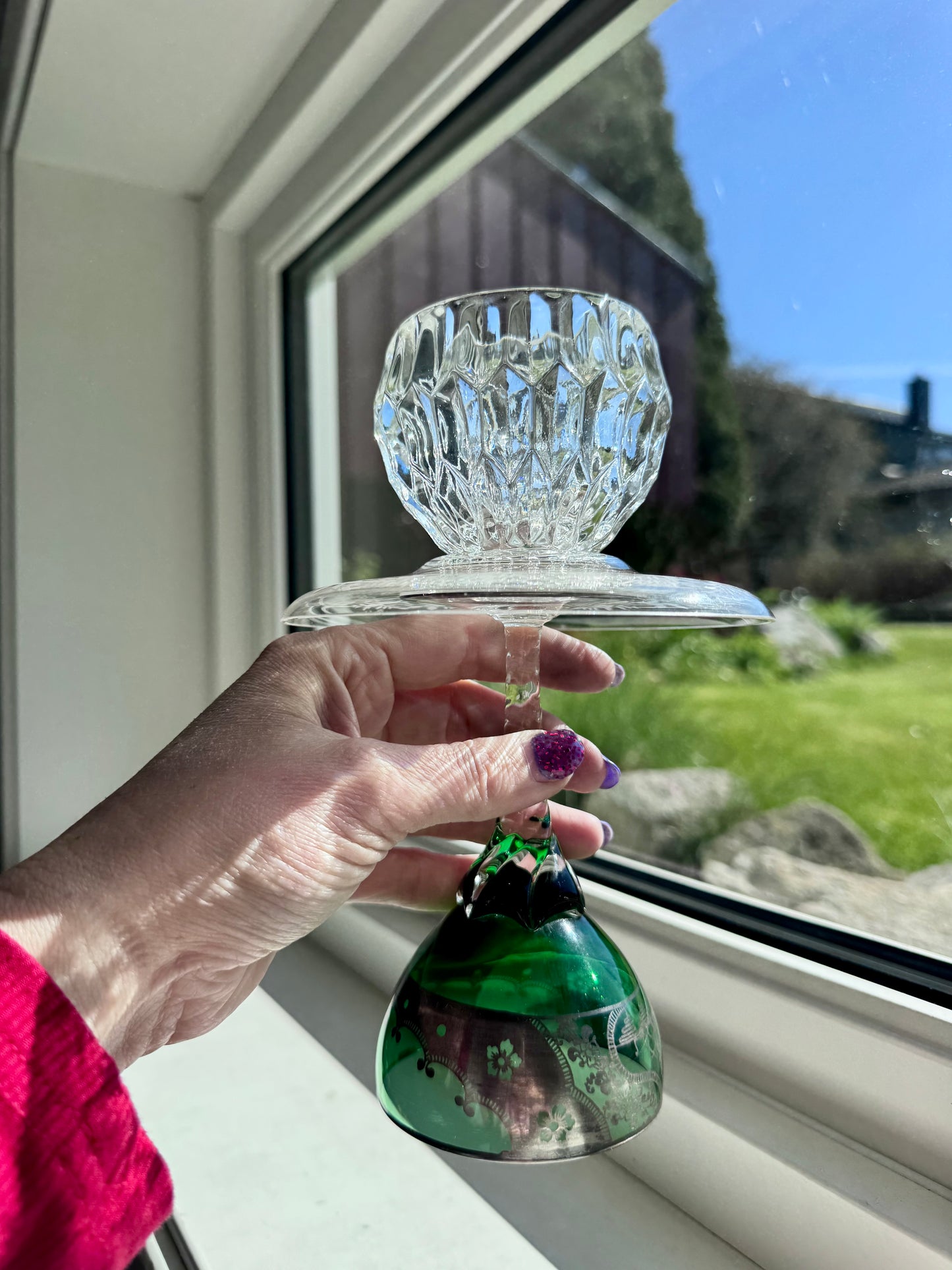 Vintage lysestake med flaskegrønn fot og mønstret telysholder