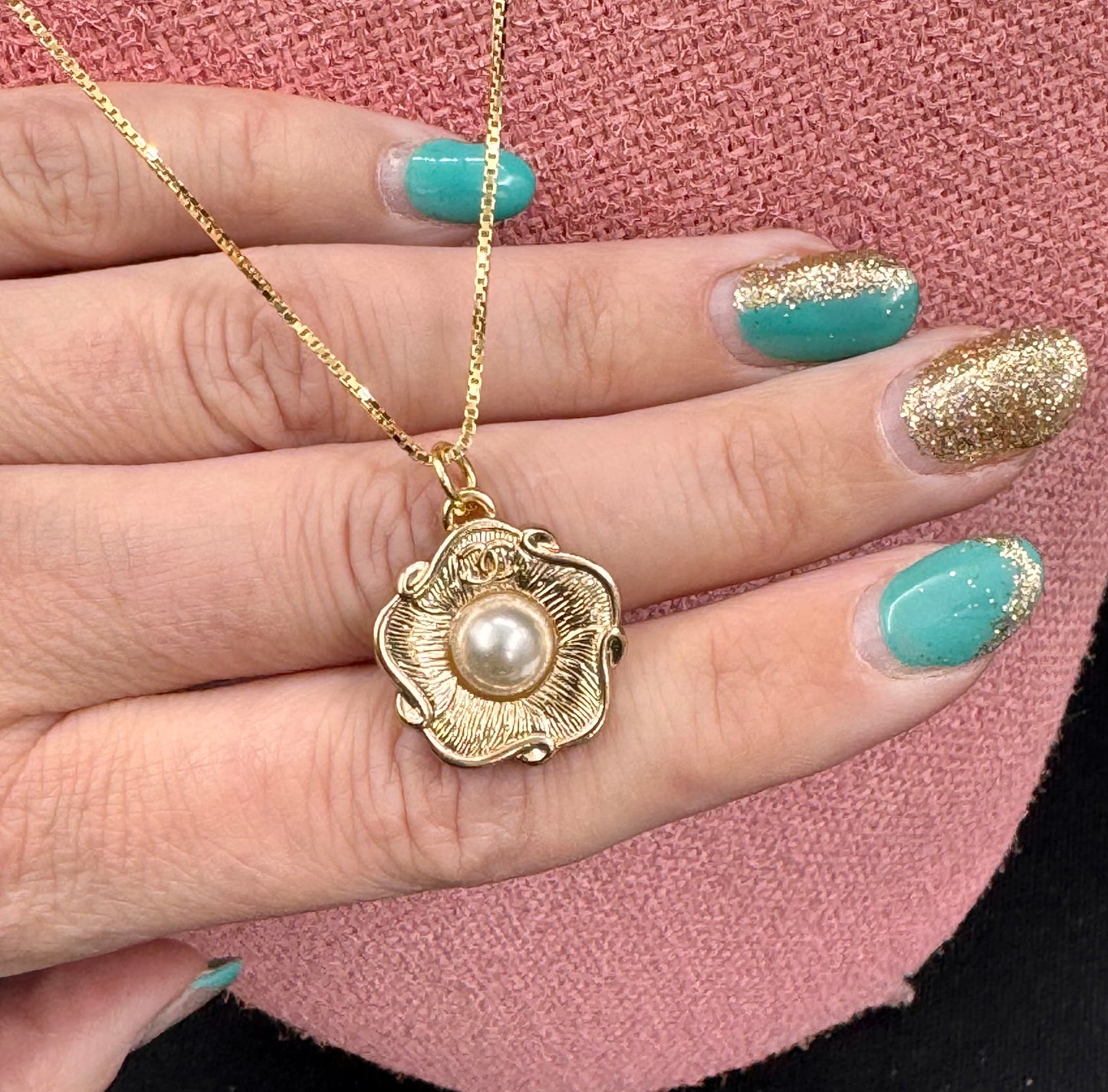 Vintage Chanel smykke gullblomst med perle