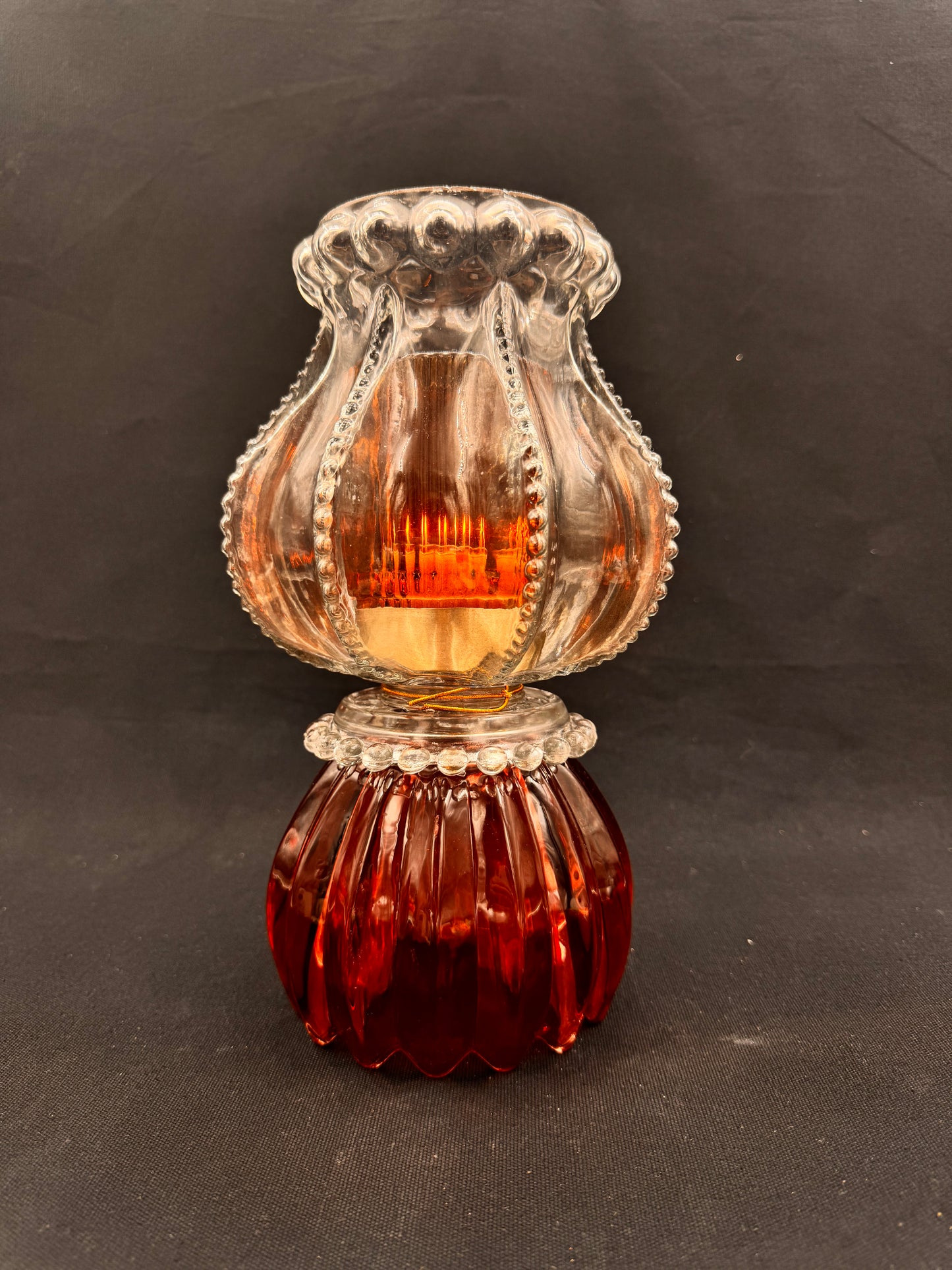 Vintage lykt i smoke og vinrød skål