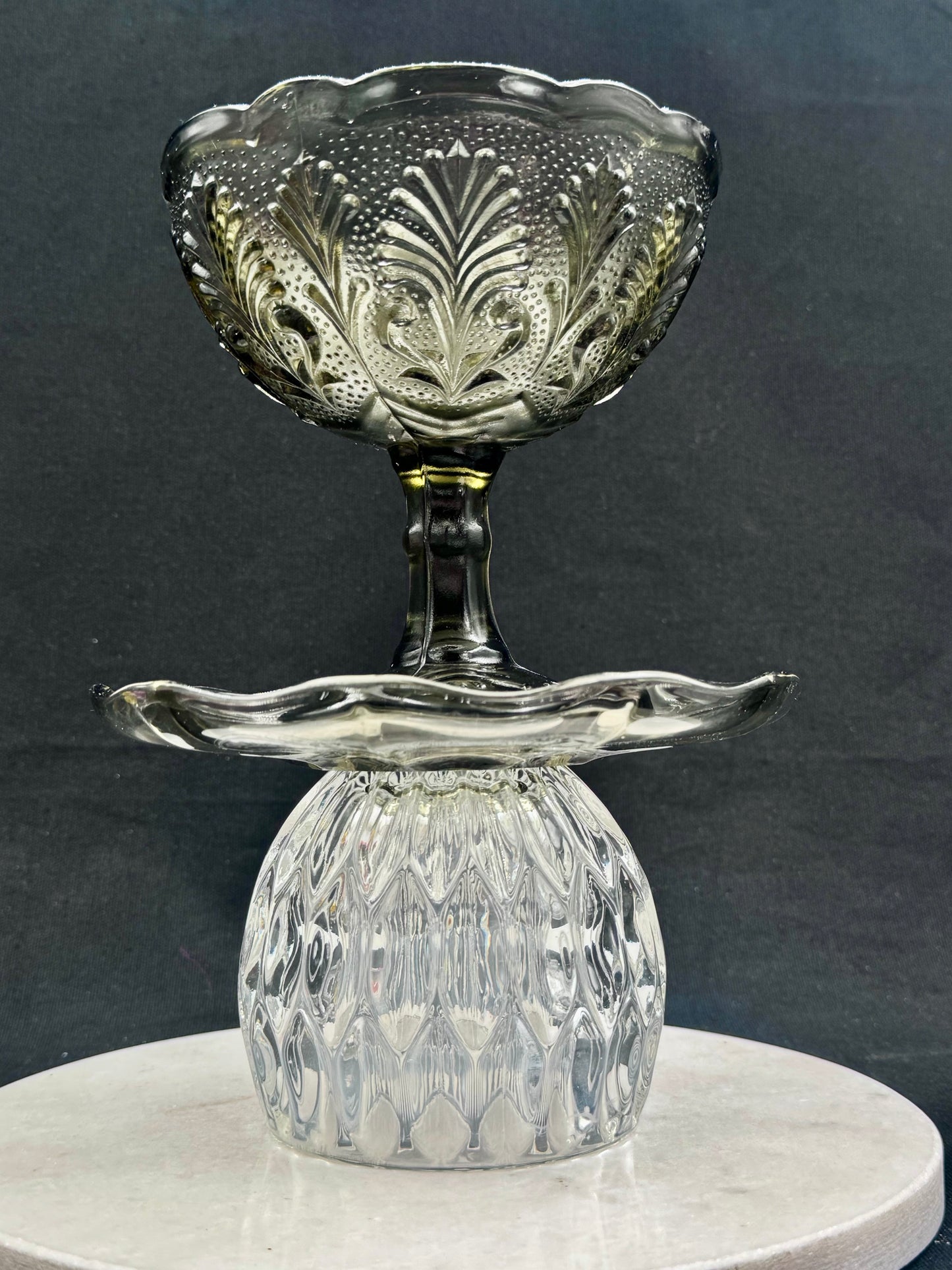 Stor vintage solcellelampe med smoke grå fot og skål i smoke grå