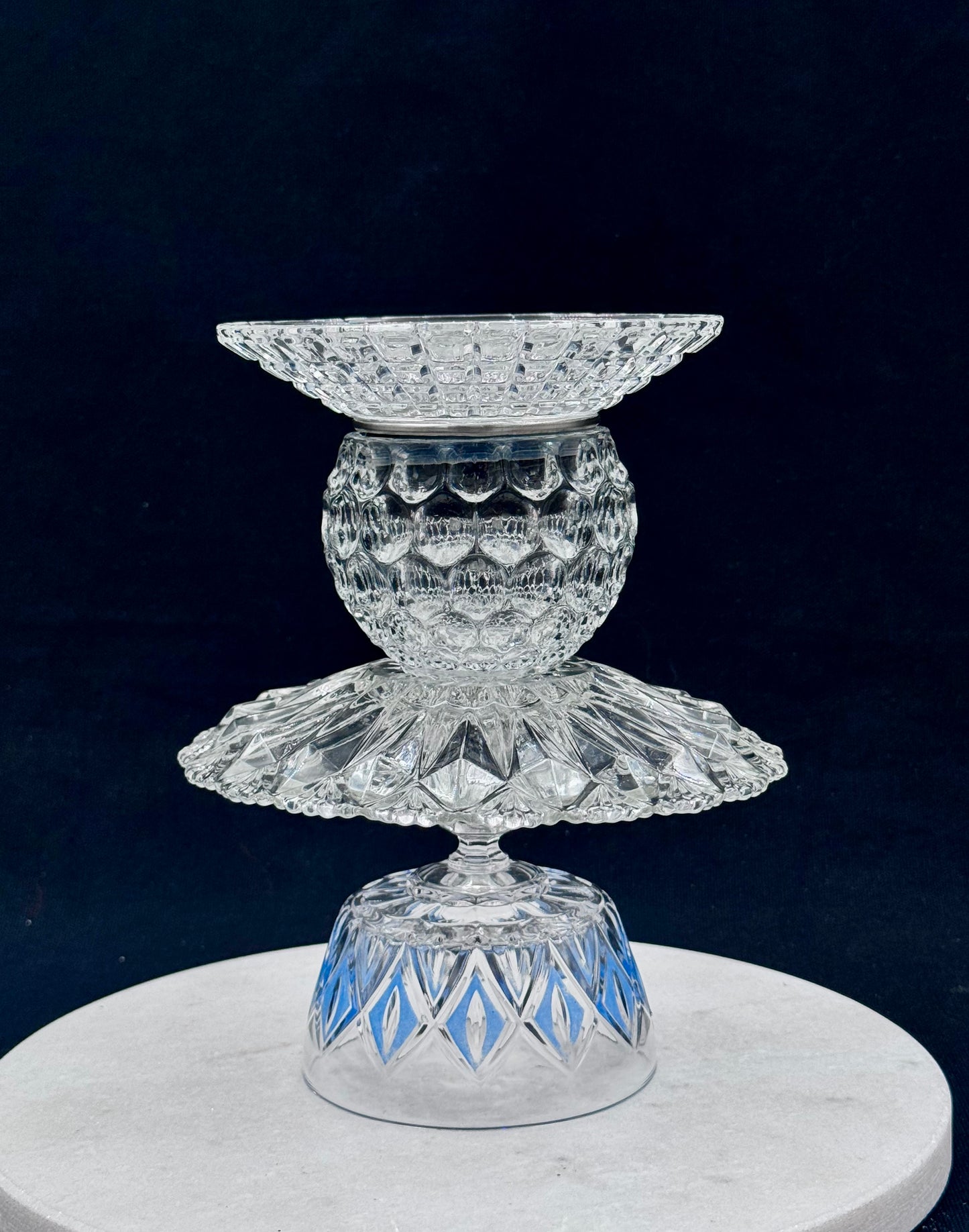 Mini Solcellelampe blå detaljer på fot og glassfat
