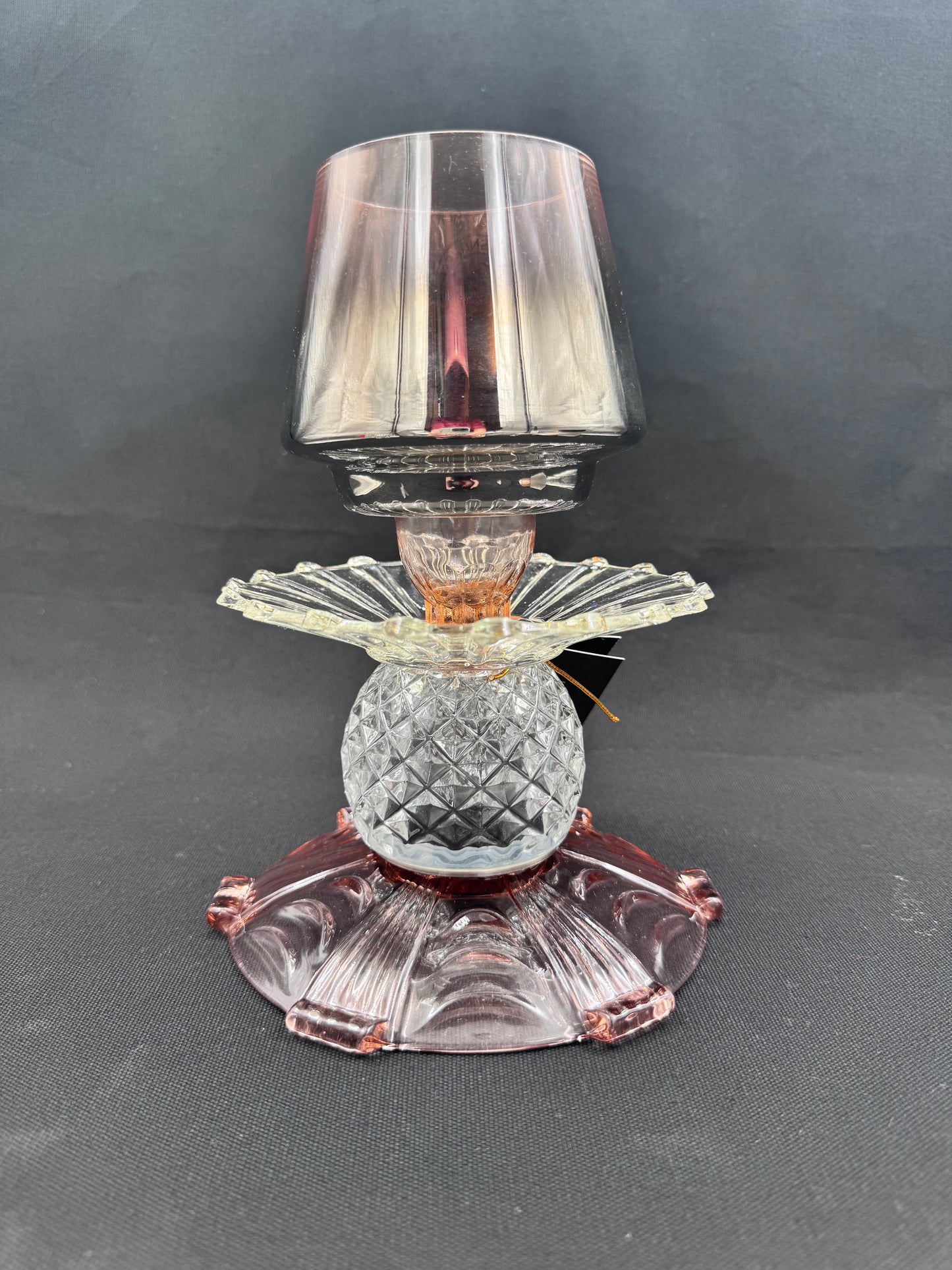 Mini Solcellelampe med kobberfarget fot og glassfat i rosa
