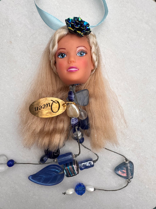 Vintage Barbie julekule «Blondine med blå blomst i pannen og blå pynt»