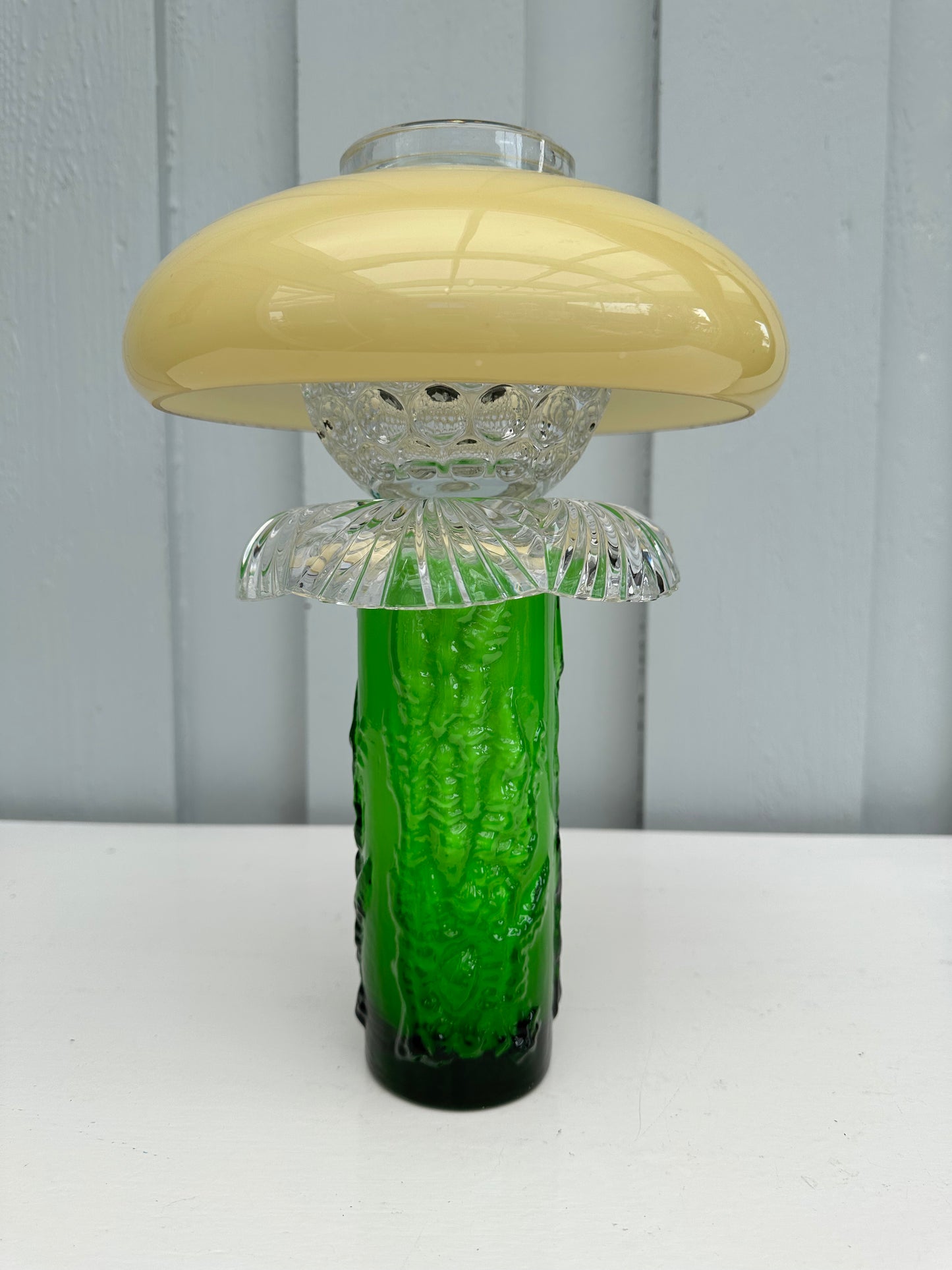 Solcellelampe med vintage kremfarget kuppel med sjokkgrønn fot