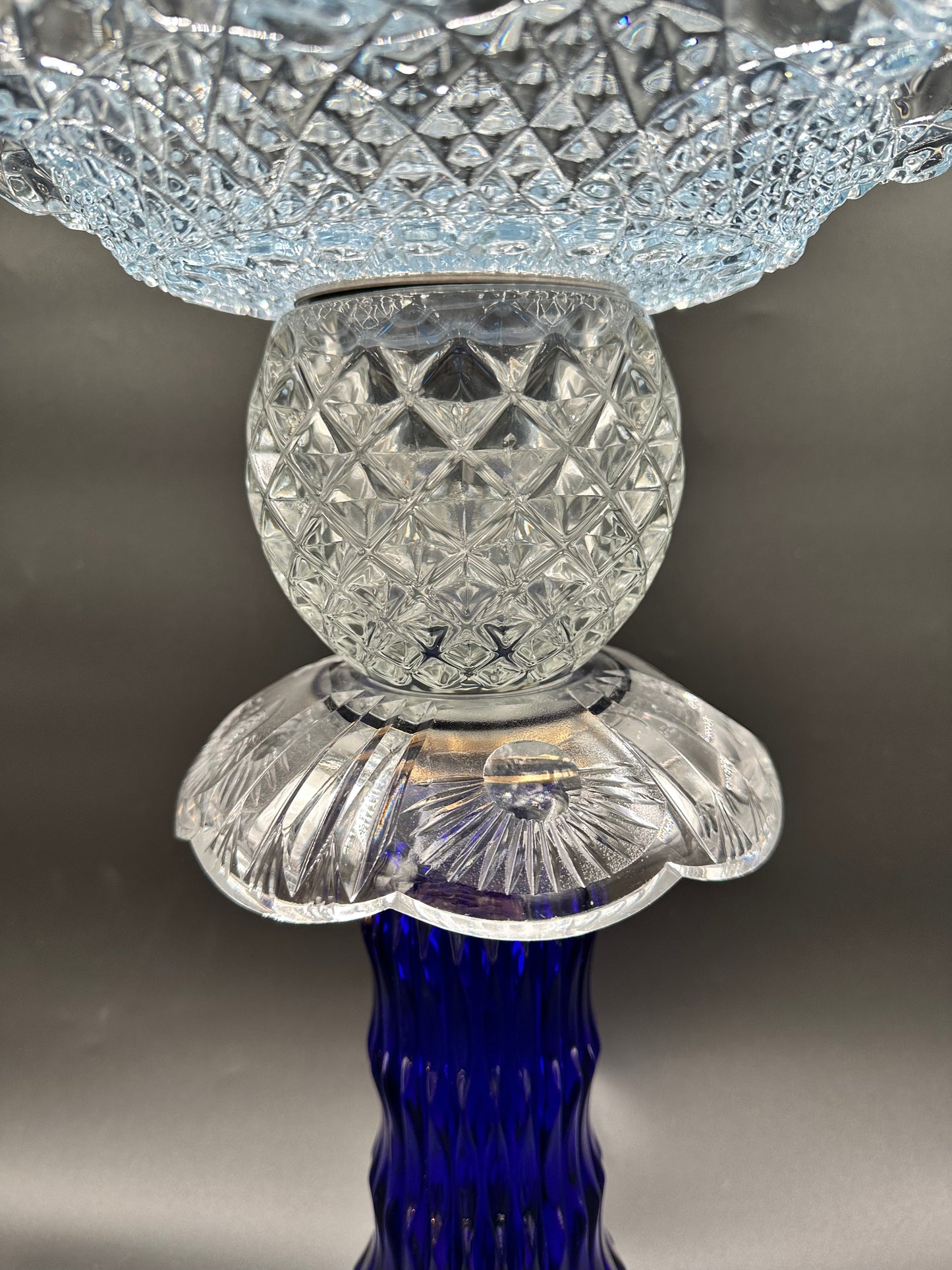 Solcellelampe med kongeblå fot og lyseblått krystallfat