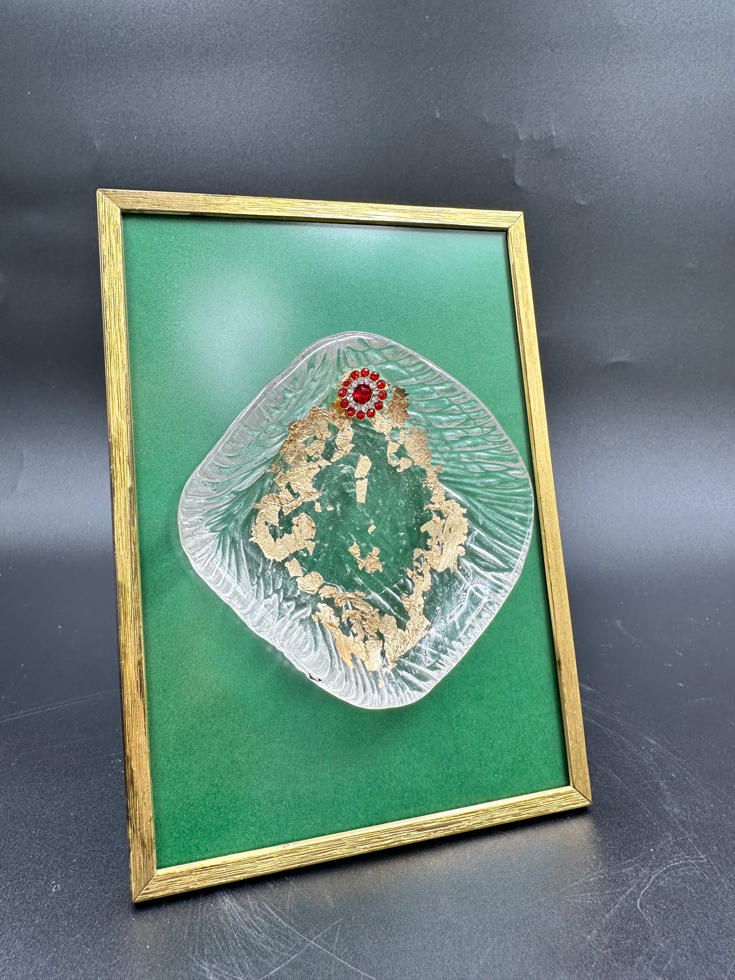 Vulvakunst i vintage ramme klart glass med rød blomsterdiamant
