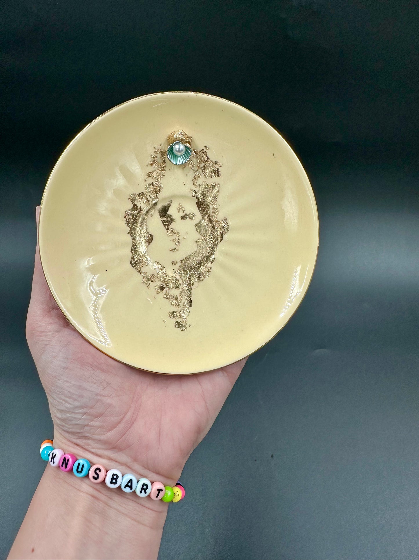 Vulvakunst Figgjo fat i pastell gul med turkis skjell og hvit perle