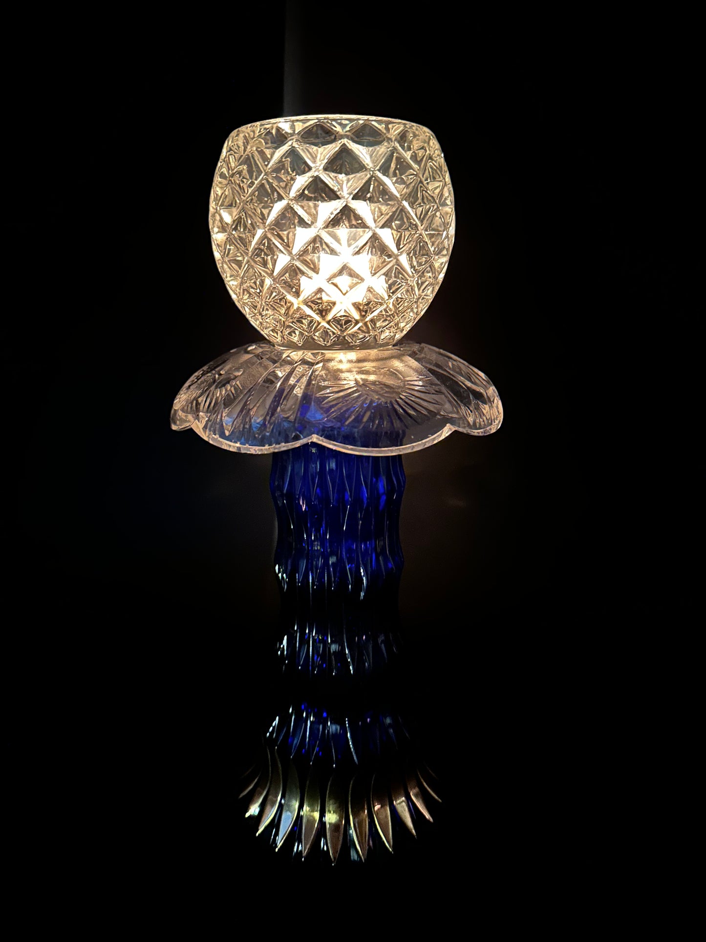 Solcellelampe med kongeblå fot og lyseblått krystallfat