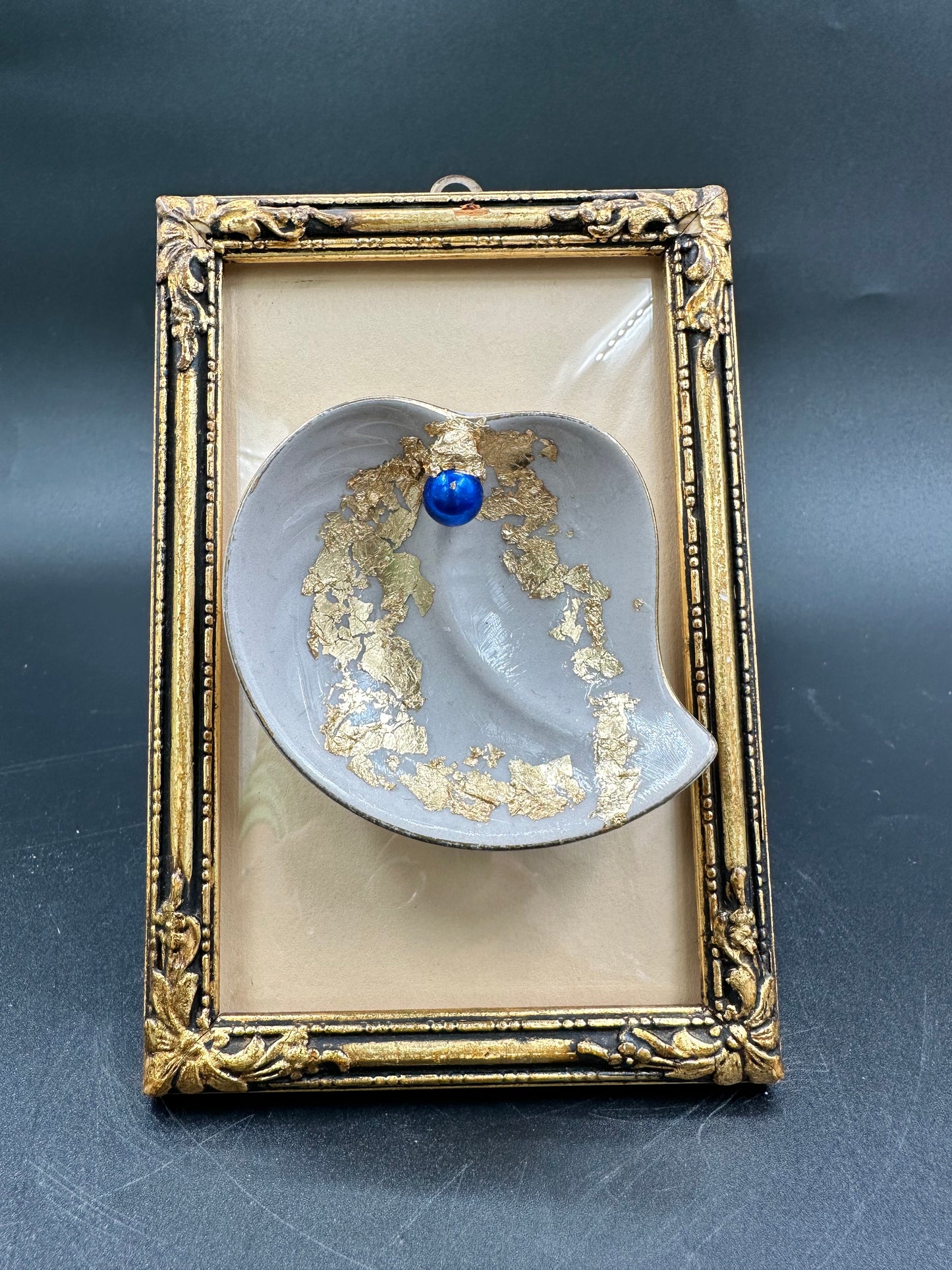 Vulvakunst i vintage ramme Figgjo fat varm grå med kongeblå perle