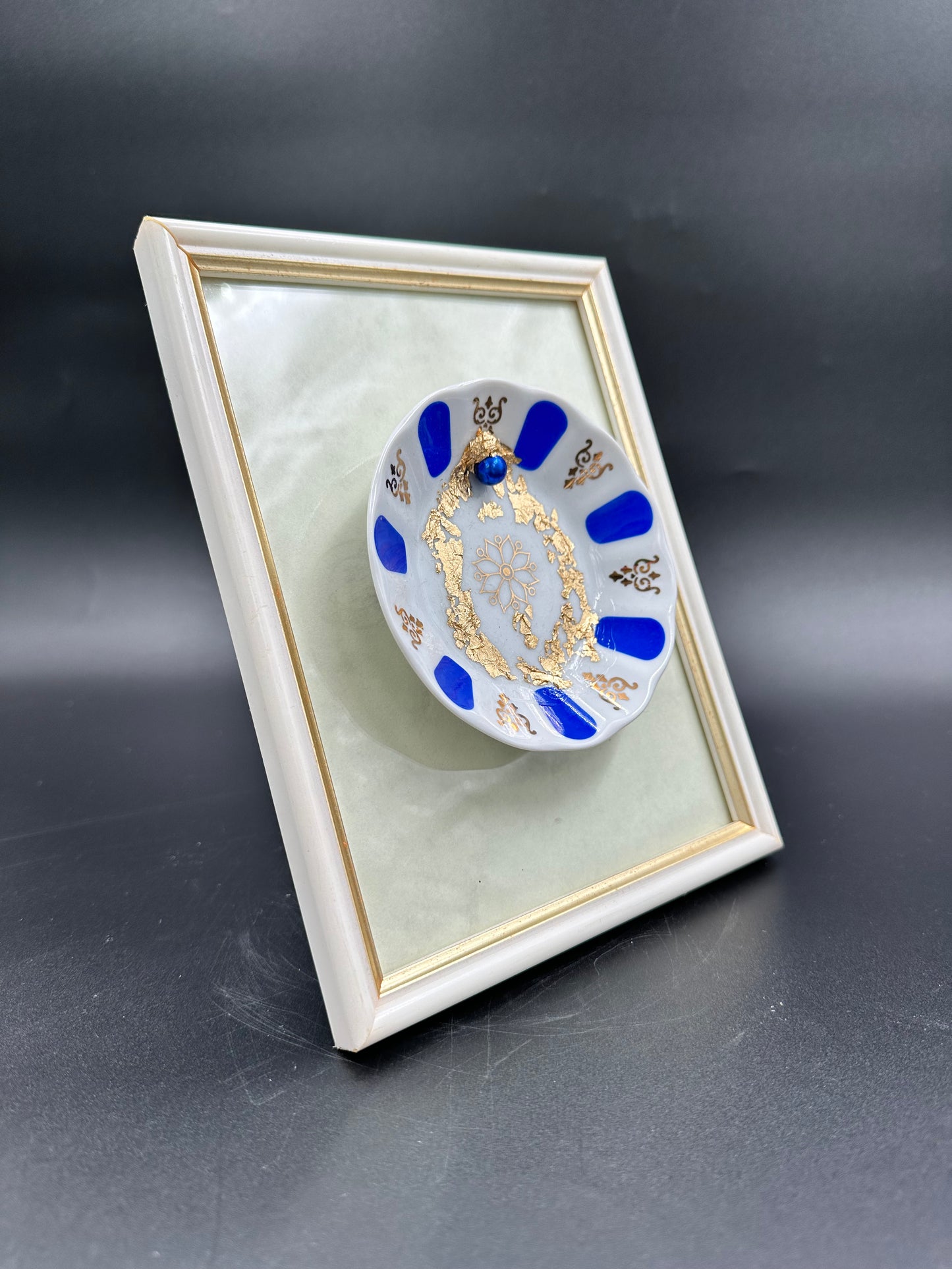 Vulvakunst i vintage ramme hvitt og blått i orientalsk stil og blå perle