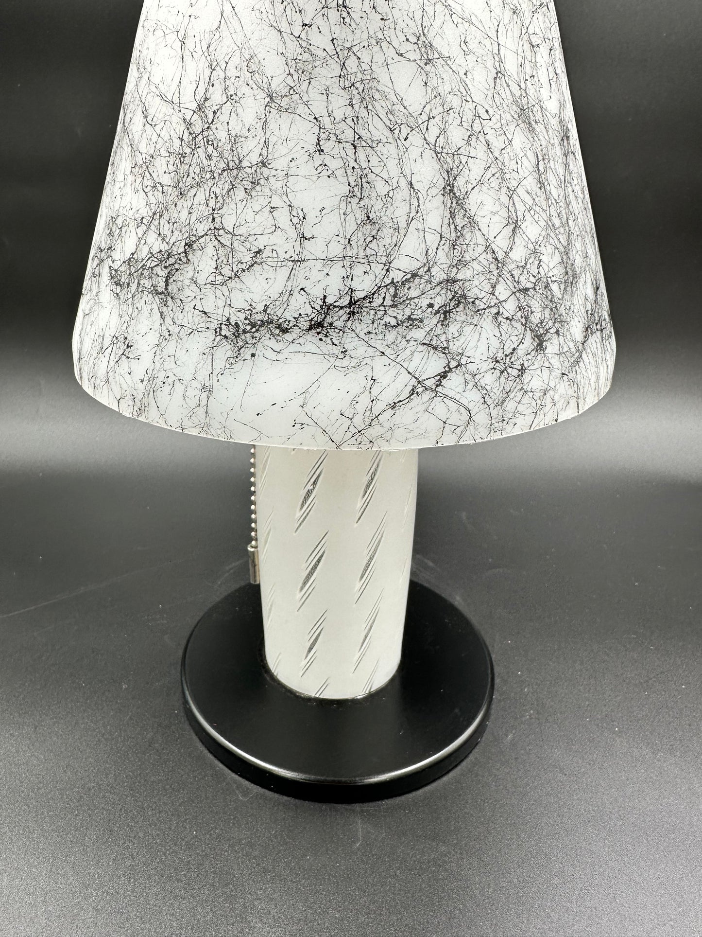 Trendy solcellelampe svart fot uten marmorering