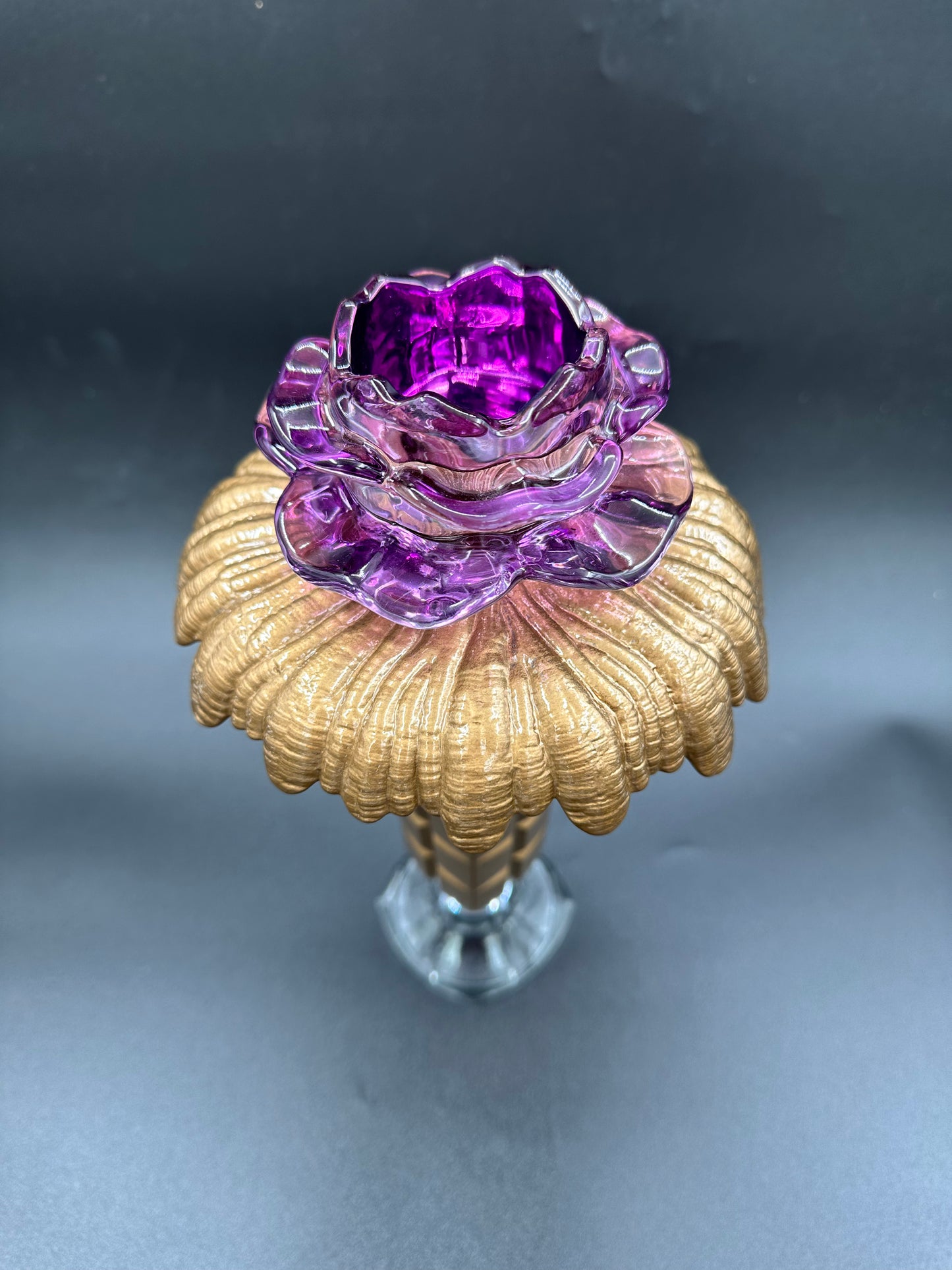 Vintage lysestake i malt gullfot og mørk lilla rose
