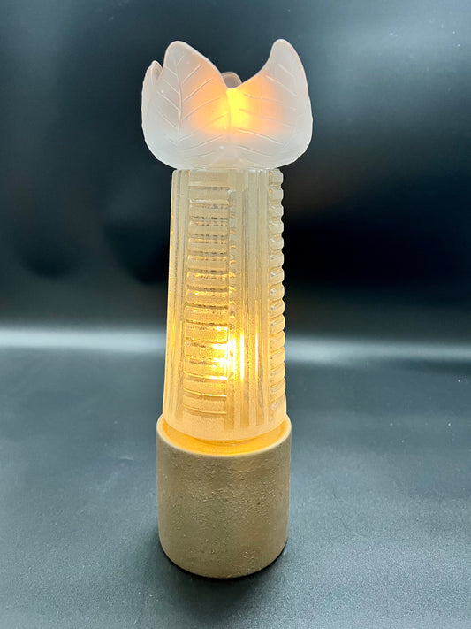 Batterilampe med telysholder som en tulipan