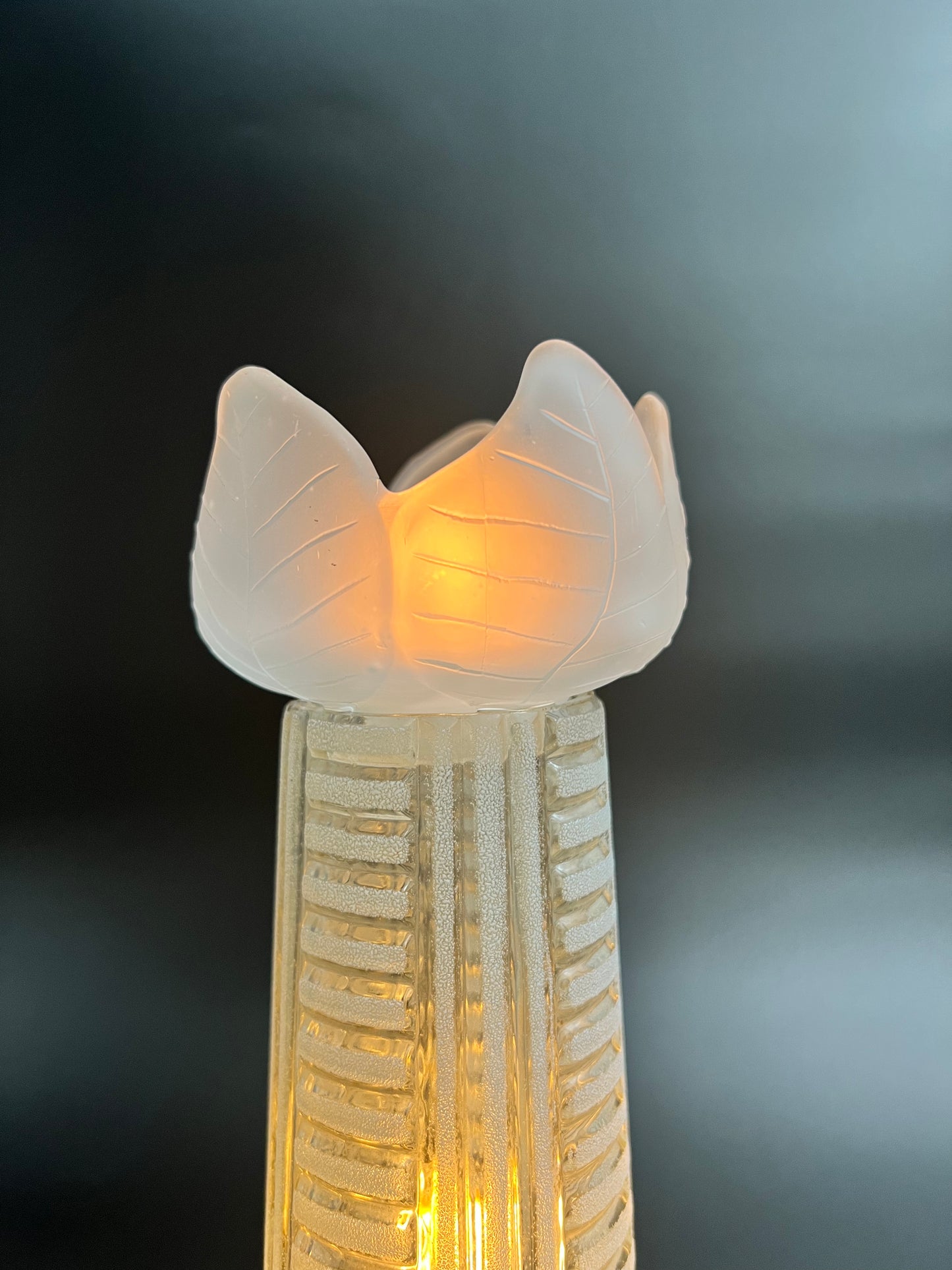 Batterilampe med telysholder som en tulipan