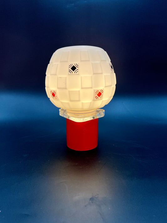 Batterilampe i rødt skinn og firkanted mønster på kuppel